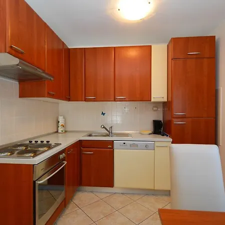 Apartment One-bedroom In Pula/istrien 17442 *